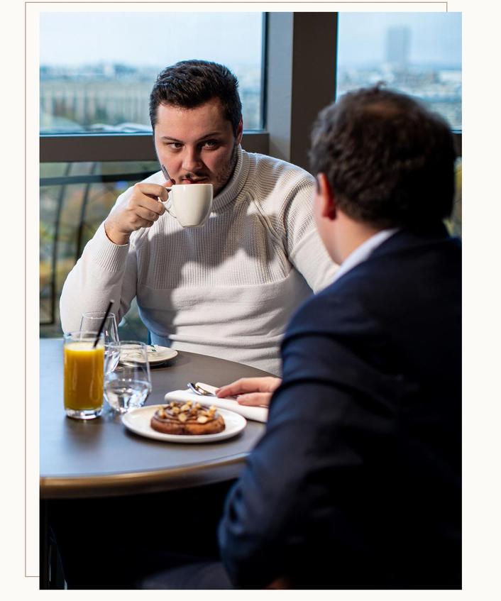 Deux clients profitent d'un gouter et d'un café au première étage de la tour Eiffel